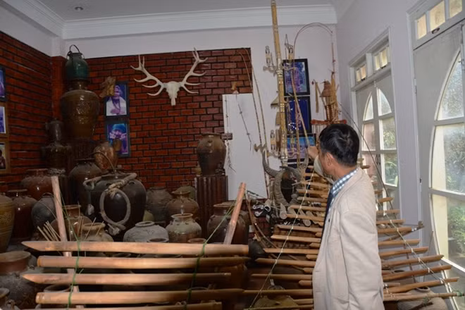 In his ancient Ché (a type of local people’s vase) collection, Tam showed us a special Ché of the Bahnar people, which was produced in the 13th century and cost some 15 water buffalos at the time. Tam said it is among the most precious Ché of the ethnic minority people in the Central Highlands.