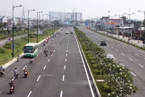 A commuter bus is seen on Pham Van Dong Street in HCMC. There will be bus-only lanes on Dien Bien Phu and Vo Thi Sau streets in HCMC in April