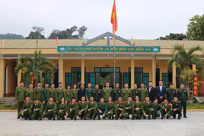 Charitable delegation visit Tam Thanh Border Station Charitable delegation visit Tam Thanh Border Station