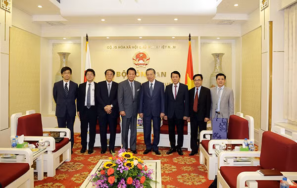 Minister To Lam, Mr. Ryotaro Sugi and other delegates.