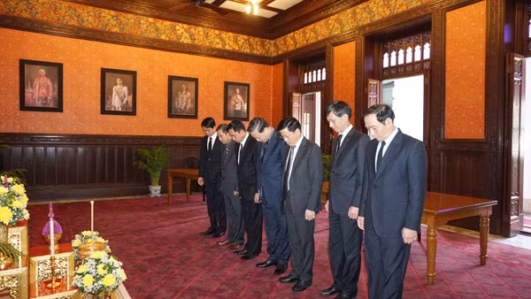 Minister To Lam and his delegation paid respects to late Thai King Bhumibol Adulyadej