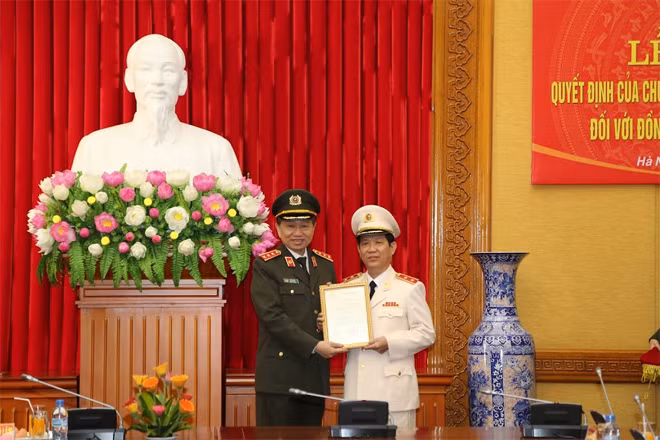 Minister To Lam handed the Decision on the rank promotion to the new Lieutenant General Minister To Lam handed the Decision on the rank promotion to the new Lieutenant General