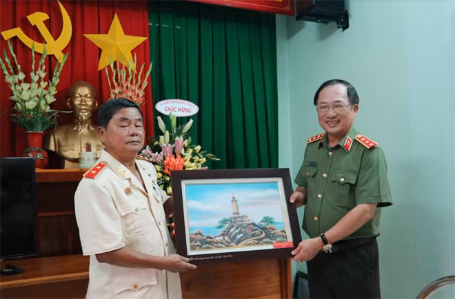 Senior Lieutenant General Nguyen Van Thanh presented gift to the memorial house