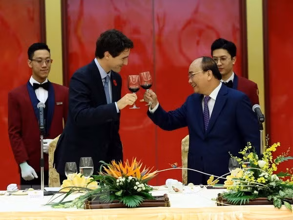 Prime Minister Nguyen Xuan Phuc (R) hosts a banquet for Canada's Prime Minister Justin Trudeau on his official visit to Vietnam in 2017 (Photo: VNA)
