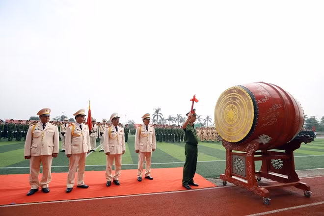 Deputy Minister Nguyen Duy Ngoc beats the drum to open the new academic year 2019-2020
