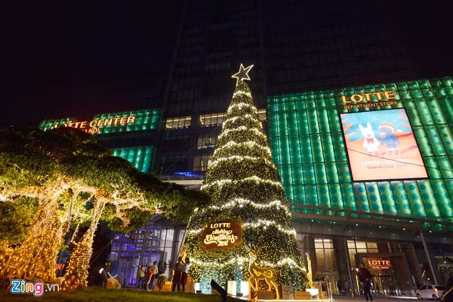 Sparkling Hanoi on the threshold of Christmas ảnh 4