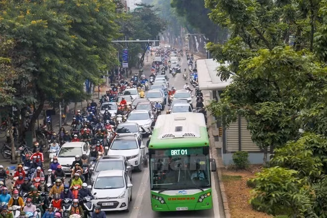 BRT bus has its own lane on Hanoi street (Source: VNA)
