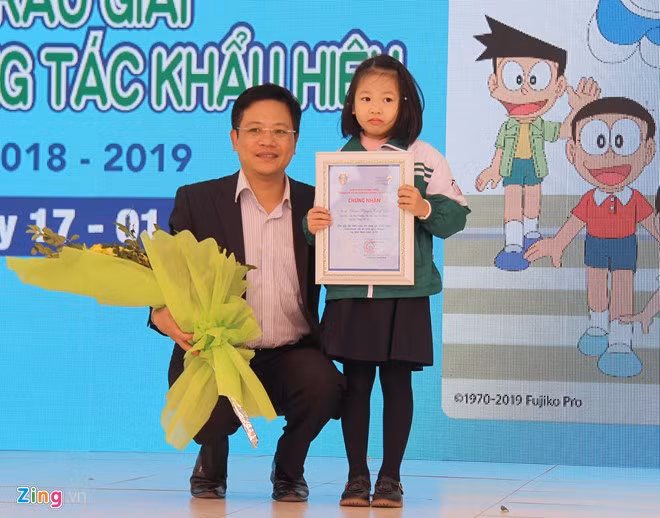 Doan Nguyen Thuy Chi, a first grade pupil from Hanoi has won the special prize of a slogan contest for the “Traffic Safety in Vietnam with Doraemon” 2018-2019 programme (Photo: news.zing.vn)