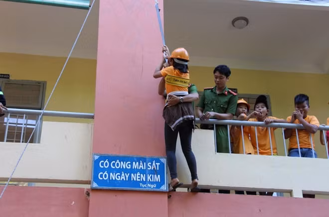 Escaping from tall buildings on fire by ropes Escaping from tall buildings on fire by ropes