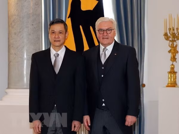 Ambassador Nguyen Minh Vu (left) and President Franz-Walter Steinmeier (Photo: VNA) Ambassador Nguyen Minh Vu (left) and President Franz-Walter Steinmeier (Photo: VNA)