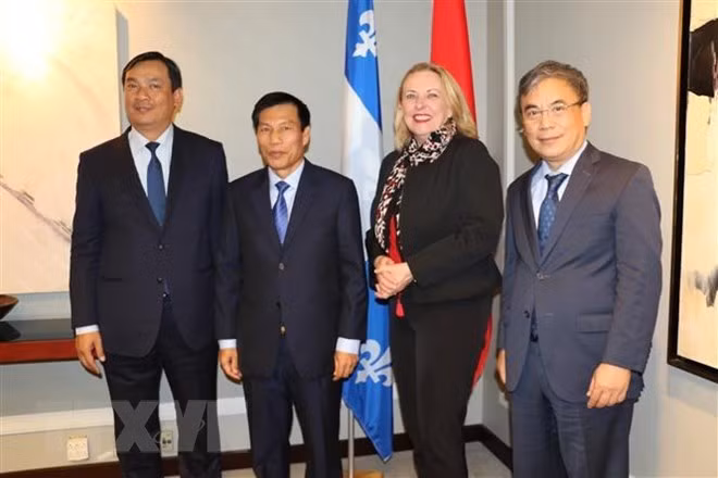 Vietnamese Minister of Culture, Sports and Tourism Nguyen Ngoc Thien (second from left) and Quebec’s Minister of International Relations and La Francophonie Christine St-Pierre (second from right) pose for a photo (Source: VNA) Vietnamese Minister of Culture, Sports and Tourism Nguyen Ngoc Thien (second from left) and Quebec’s Minister of International Relations and La Francophonie Christine St-Pierre (second from right) pose for a photo (Source: VNA)