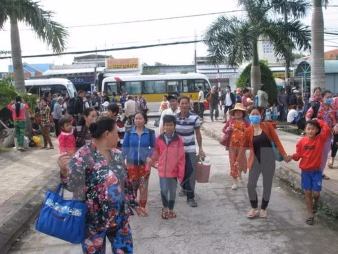Residents of Dong Hai district, Bac Lieu province move to safer places to prevent typhoon Tembin