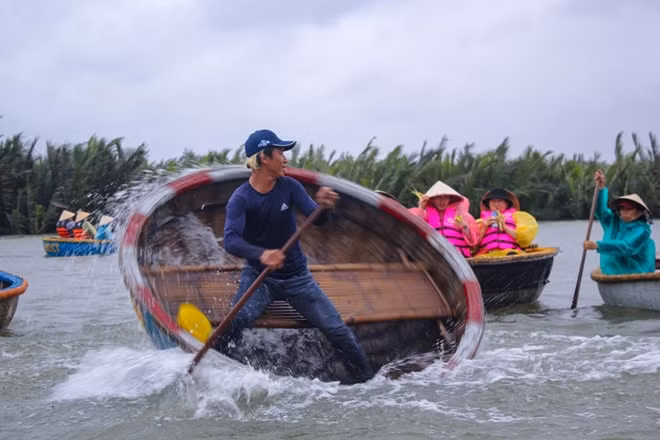Local rowers often perform their excellent skills in rowing and steering their boats to make the voyage more interesting.