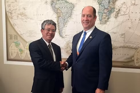 Ambassador Pham Quang Vinh (L) and Chairman of the subcommittee Ted Yoho