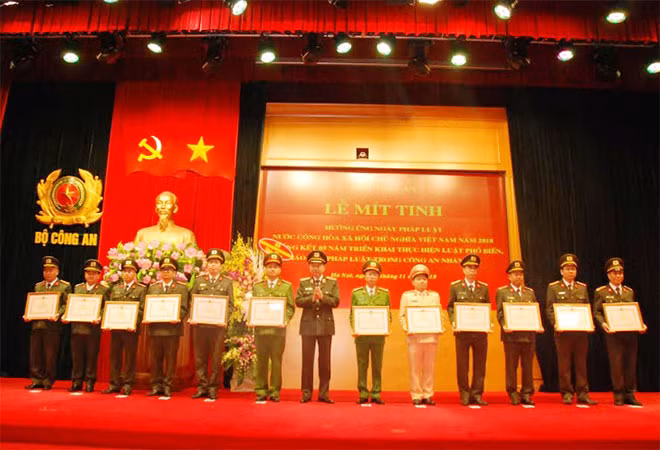 Minister To Lam presents Certificates of Merit to outstanding individuals and teams.