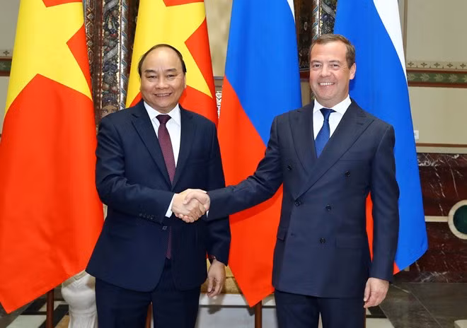 Russian Prime Minister Dmitry Medvedev (R) welcomes his Vietnamese counterpart Nguyen Xuan Phuc in Moscow on May 22.
