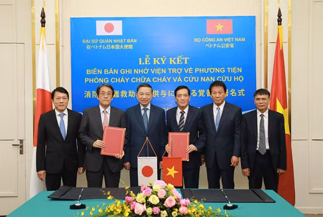 Minister To Lam, Ambassador Sugi Ryotaro and delegates witnessing the signing ceremony.