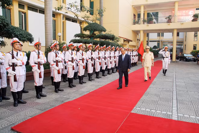 PM Nguyen Xuan Phuc and Minister Lam review the guard of honor