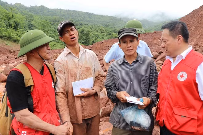 Members of the Vietnam Red Cross Society present aid to flood victims in Sin Ho district of Lai Chau province (Photo: VNA)