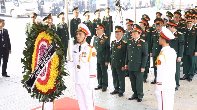 Although the former Party Chief has turned to dust, his great mind, spirit and contribution will live forever with the country, Vietnamese people. He is a bright example of diligence, thrift, integrity, selflessness. In photo: Delegation of the Ministry of Defence pays tribute to former Party Chief Do Muoi.