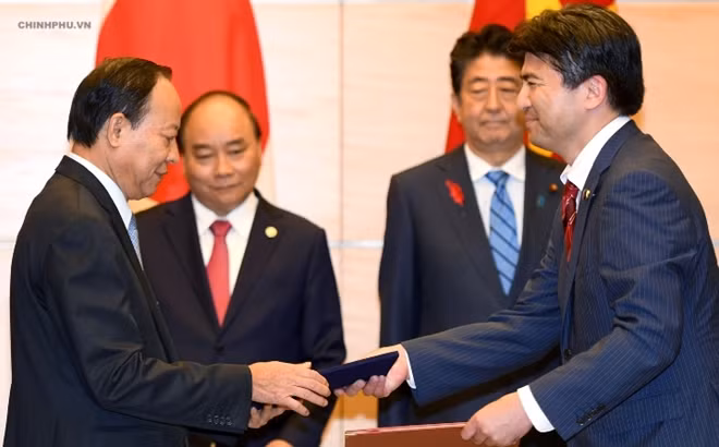 The two PMs witness the signing of the MoU between representatives of the MPS of Vietnam and the Ministry of Internal Affairs and Communications of Japan in fire prevention and fighting. The two PMs witness the signing of the MoU between representatives of the MPS of Vietnam and the Ministry of Internal Affairs and Communications of Japan in fire prevention and fighting.