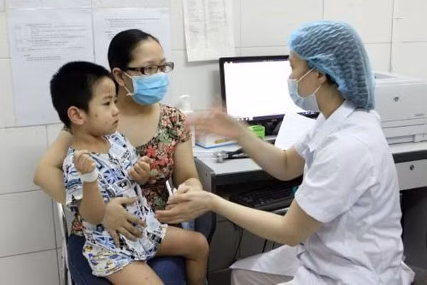 A medical worker explains to a mother how to take care of her child during the summer at the National Hospital of Tropical Diseases in Ha Noi. — Photo: VNA/VNS A medical worker explains to a mother how to take care of her child during the summer at the National Hospital of Tropical Diseases in Ha Noi. — Photo: VNA/VNS