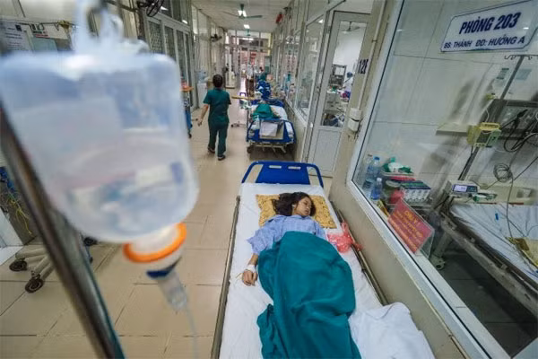 Dengue fever patients have to lie along the corridor as the hospital is overcrowded. — Photo tuoitre.vn