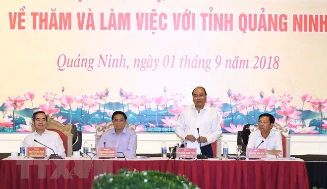 Prime Minister Nguyen Xuan Phuc speaks at a meeting with Quang Ninh leaders (Source: VNA)