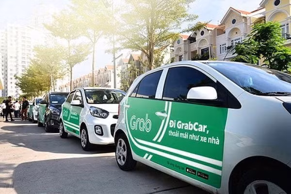Grab taxicabs are seen on a street in Vietnam. The country’s competition authority has yet to make a new move to prevent possible economic concentration following Grab’s acquisition of Uber