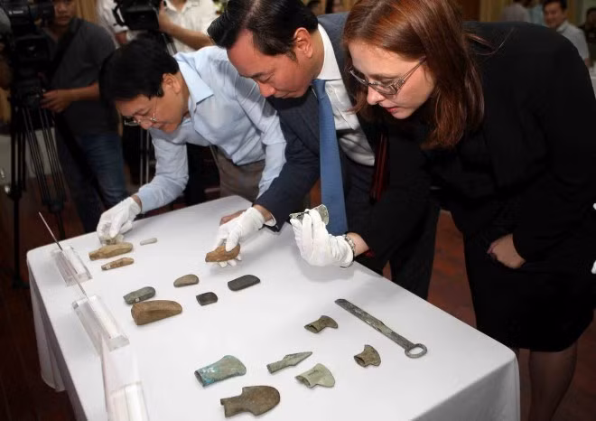 Officials examine the antiques at the hand-over ceremony (Photo: VNA) Officials examine the antiques at the hand-over ceremony (Photo: VNA)