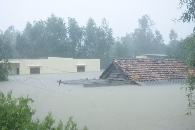 A low pressure system made landfall in the central province of Quang Binh on Thursday, bringing torrential rains measuring 400-500mm.