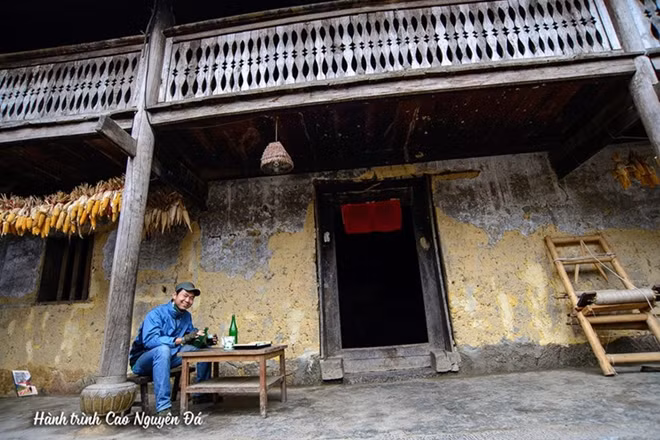 Visiting special architectures at stone plateau like house of Pao and Vuong palace in Dong Van