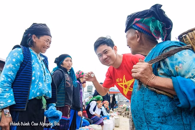 Going to mountainous markets and meeting ethnic minority people: you will have an excellent chance to discover their cultural identities and enjoy their specialities.