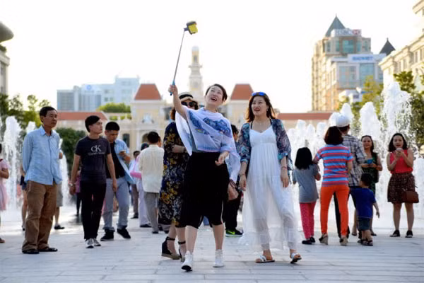 Visitors to HCM City on Nguyen Hue Street in District 1. - VNS File Photo