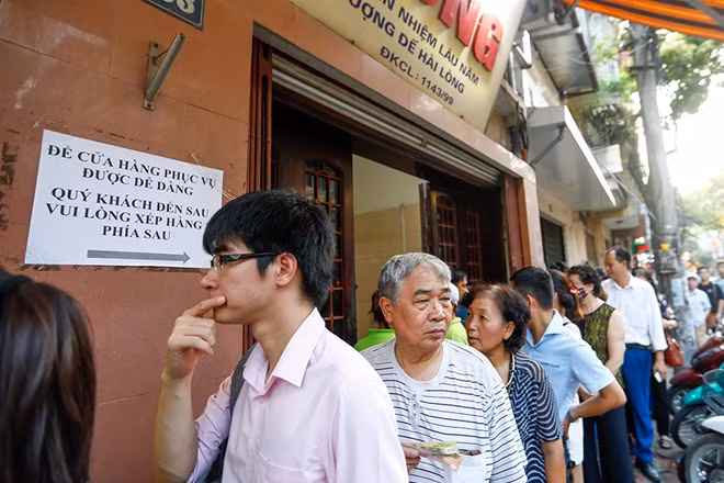Each customer often buy at least 2 packs of traditional mid-autumn cakes and each pack costs VND 200,000.