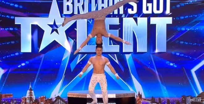 Marching towards the judges the two brothers send the crown wild. (Screenshot photo)