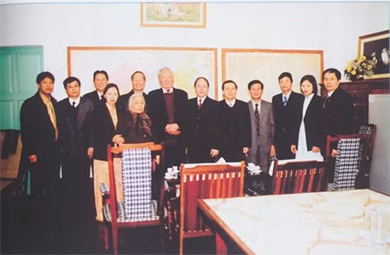 Mr. Phan Dien, former Standing Member of the Secretariat and the Party Central Committee’s Office extended birthday wishes to General Le Duc Anh. Mr. Phan Dien, former Standing Member of the Secretariat and the Party Central Committee’s Office extended birthday wishes to General Le Duc Anh.