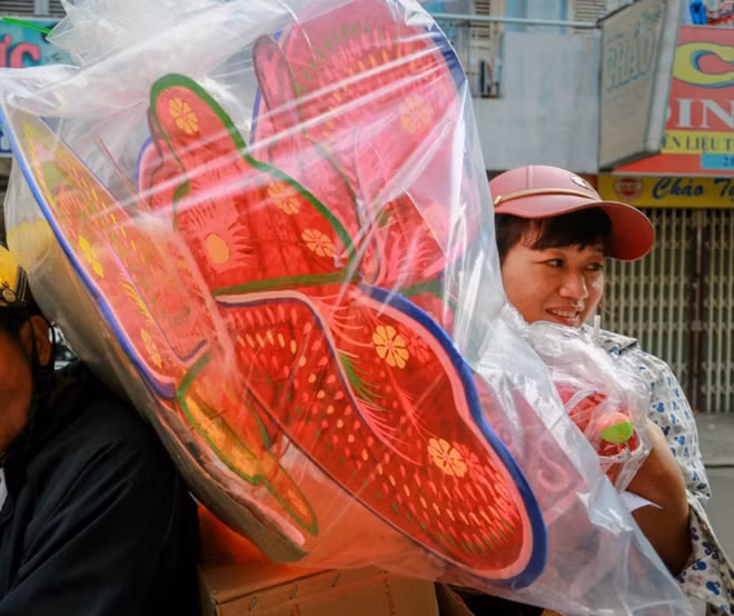 Delivery lanterns. A dealer said the city has also received orders from Singapore and Thailand, which also celebrate the full moon festival in the eighth lunar month.