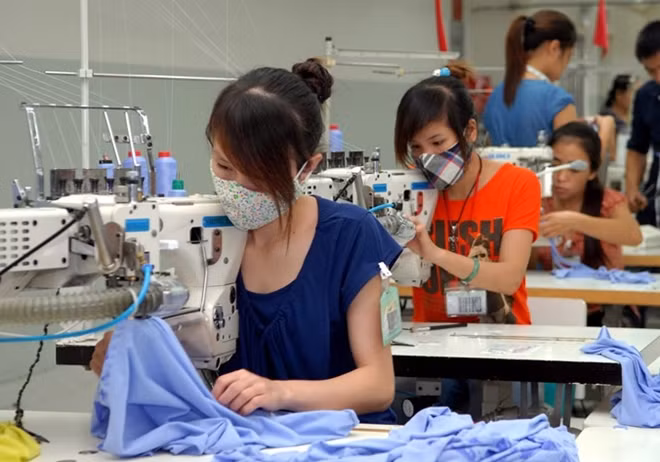Workers in a textile production assembly in Phu Nghia industrial park in Hanoi’s Chuong My District. VNA/VNS Photo Danh Lam