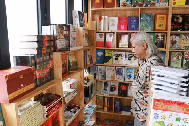 Readers are provided with books of various categories, from science, religion to history and literature. Readers are provided with books of various categories, from science, religion to history and literature.