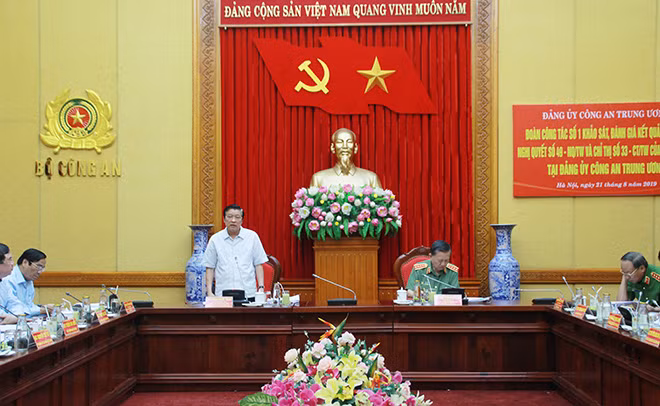 Mr. Phan Dinh Trac speaks at the working session. Mr. Phan Dinh Trac speaks at the working session.