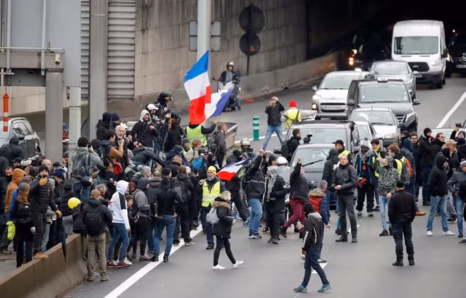 Riot police officers are deployed during a demonstration to mark the first anniversary of the "yellow vests" movement in Paris, France, November 16, 2019. REUTERS/Charles Platiau