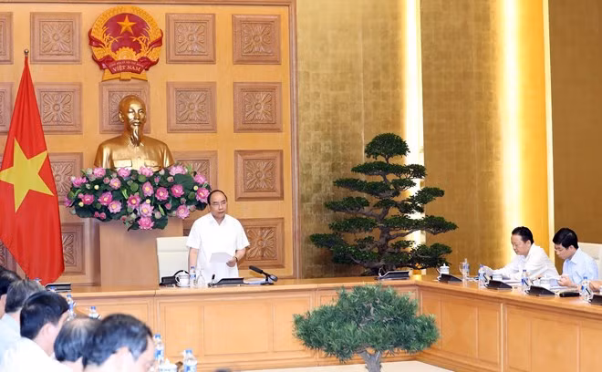 Prime Minister Nguyen Xuan Phuc chairs a meeting on August 23 on housing assistance for people affected by flash floods and landslides (Photo: VNA)