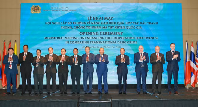 Deputy Prim Minister Truong Hoa Binh, Minister of Public Security To Lam and other senior delegates.