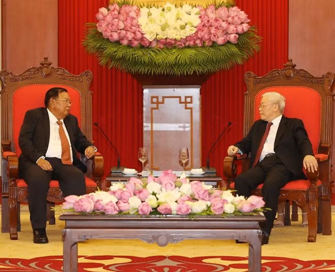 Party General Secretary and President Nguyen Phu Trong (R) and his Lao counterpart Bounnhang Volachith (Photo: VNA)