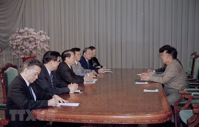 Chairman of the Workers' Party of Korea Kim Jong-il holds talks with President Tran Duc Luong in Pyongyang, May 4, 2002.