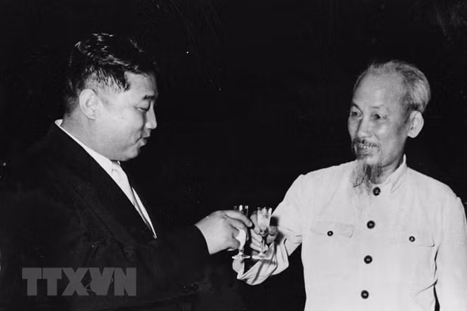 On the evening of July 8, 1957, Prime Minister Kim Il Sung hosts a banquet in honour of President Ho Chi Minh and a high-level Party and State delegation.
