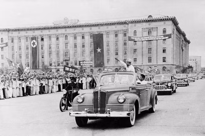 On July 8, 1957, Pyongyang people warmly welcome President Ho Chi Minh who led a Vietnamese Party and Government delegation to pay a friendship visit to the Democratic People’s Republic of Korea from July 8-12.