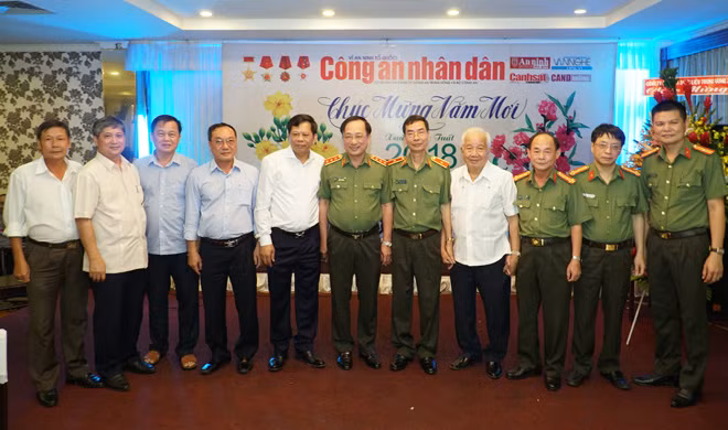 Senior Lieutenant General Nguyen Van Thanh and Major General Pham Van Mien and other participants of the event Senior Lieutenant General Nguyen Van Thanh and Major General Pham Van Mien and other participants of the event