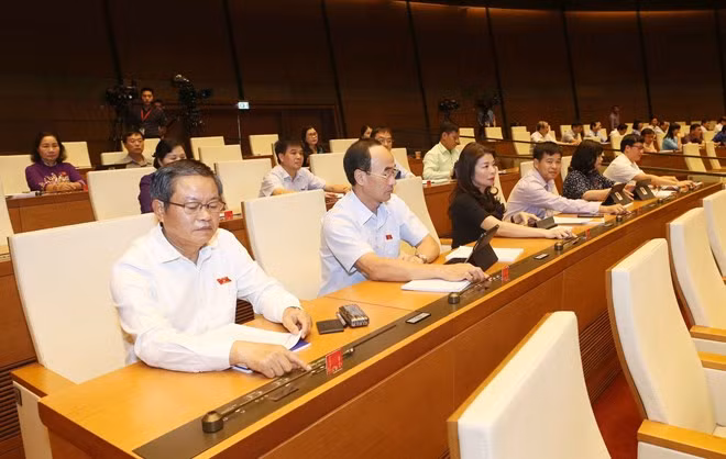 Lawmakers vote to pass the Law on Architecture (Photo: VNA)